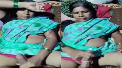 Old Aunty Jerking Young Dick Takes Mms Free