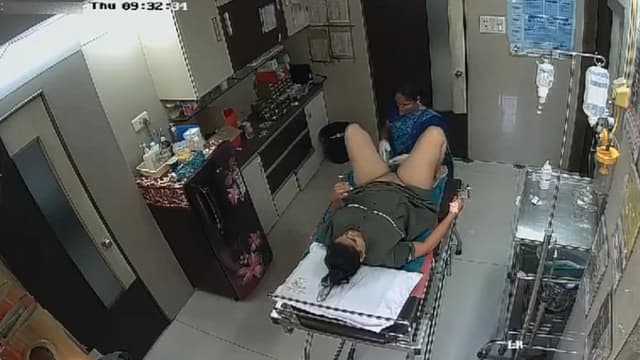 Bhabhi In Clinic House-Keeper Shaving Her Pussy Video Free