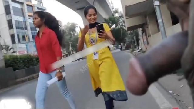Guy Flash Cock Infront – Of College Girls Leak HD